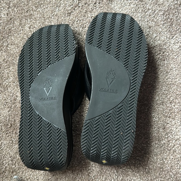 NWOT Volatile Wedge Flip Flops - Picture 5 of 9